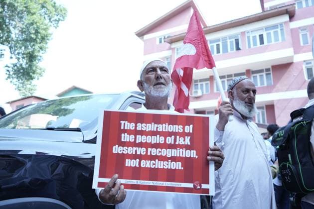 Kashmir parties protest on seventh anniversary of Article 370 revocation SRINAGAR, INDIA AUGUST 5, 2026: Supporters of regional political parties demonstrate in Srinagar, demanding the restoration of Articles 370 and 35A of the Indian Constitution. Protesters hold placards as security personnel and members of the media gather at the scene. The demonstration marks seven years since the Indian government revoked Jammu and Kashmir™s special constitutional status in 2019. The National Conference, People™s Democratic Party and Indian National Congress observed the anniversary as a Black Day, while celebrations were also held by the ruling party. Srinagar India Copyright: x xDanishxShowkatx xJNAxPressx