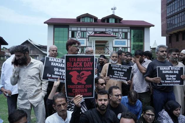 Kashmir parties protest on seventh anniversary of Article 370 revocation SRINAGAR, INDIA AUGUST 5, 2026: Supporters of regional political parties demonstrate in Srinagar, demanding the restoration of Articles 370 and 35A of the Indian Constitution. Protesters hold placards as security personnel and members of the media gather at the scene. The demonstration marks seven years since the Indian government revoked Jammu and Kashmir™s special constitutional status in 2019. The National Conference, People™s Democratic Party and Indian National Congress observed the anniversary as a Black Day, while celebrations were also held by the ruling party. Srinagar India Copyright: x xDanishxShowkatx xJNAxPressx