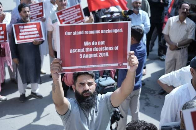 Kashmir parties protest on seventh anniversary of Article 370 revocation SRINAGAR, INDIA AUGUST 5, 2026: Supporters of regional political parties demonstrate in Srinagar, demanding the restoration of Articles 370 and 35A of the Indian Constitution. Protesters hold placards as security personnel and members of the media gather at the scene. The demonstration marks seven years since the Indian government revoked Jammu and Kashmir™s special constitutional status in 2019. The National Conference, People™s Democratic Party and Indian National Congress observed the anniversary as a Black Day, while celebrations were also held by the ruling party. Srinagar India Copyright: x xDanishxShowkatx xJNAxPressx