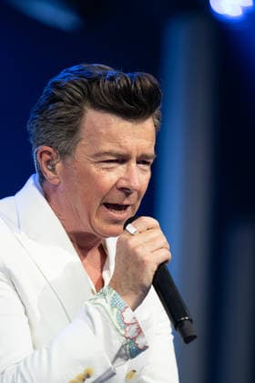 Rick Astley live beim Konzert im Tanzbrunnen in Köln am 4. August 2026. Copyright: xSvenxHeidmannx