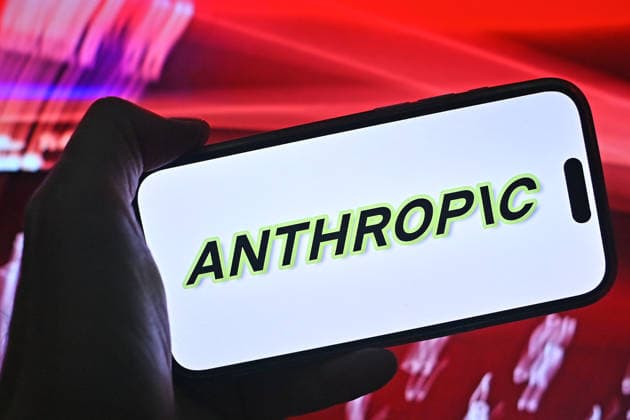 Hand zeigt ein Smartphone mit dem Anthropic Logo vor Computer Hintergrund. Anthropic PBC ist ein US-amerikanisches Unternehmen im Bereich kuenstliche Intelligenz mit Sitz in San Francisco. Es entwickelt die Familie von grossen Sprachmodellen namens Claude.