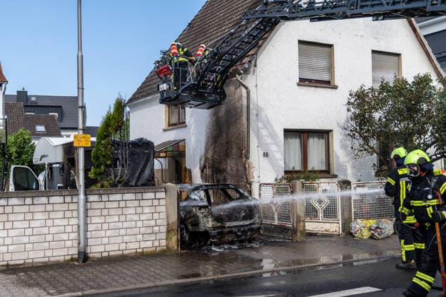 Elektrofahrzeug in Vollbrand Feuer greift auf Wohnmobil und Wohnhaus über Dach in letzter Minute gerettet In Seligenstadt geriet am 05.08.2026 gegen 08:30 Uhr in der Zellhäuser Straße ein Elektrofahrzeug in Vollbrand. Das Feuer griff auf ein Wohnmobil und ein Wohnhaus über und drang bis in den Dachstuhl vor, weshalb die Feuerwehr das Dach teilweise abdeckte und die Flammen über eine Drehleiter löschte. Eine Rauchwolke war weiträumig über der Stadt zu sehen. Die Bewohner konnten das Haus rechtzeitig verlassen, verletzt wurde niemand. Seligenstadt Hessen Deutschland
