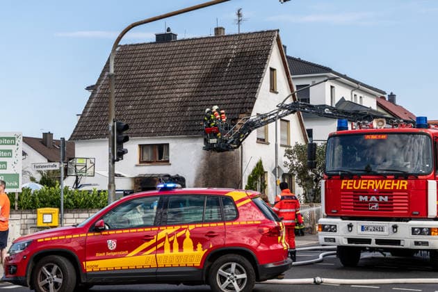 Elektrofahrzeug in Vollbrand Feuer greift auf Wohnmobil und Wohnhaus über Dach in letzter Minute gerettet In Seligenstadt geriet am 05.08.2026 gegen 08:30 Uhr in der Zellhäuser Straße ein Elektrofahrzeug in Vollbrand. Das Feuer griff auf ein Wohnmobil und ein Wohnhaus über und drang bis in den Dachstuhl vor, weshalb die Feuerwehr das Dach teilweise abdeckte und die Flammen über eine Drehleiter löschte. Eine Rauchwolke war weiträumig über der Stadt zu sehen. Die Bewohner konnten das Haus rechtzeitig verlassen, verletzt wurde niemand. Seligenstadt Hessen Deutschland