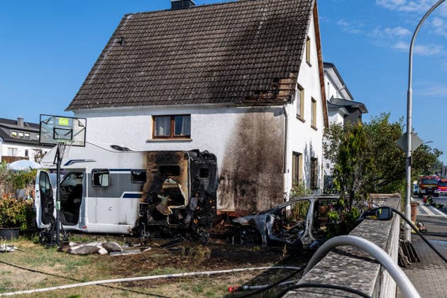 Elektrofahrzeug in Vollbrand Feuer greift auf Wohnmobil und Wohnhaus über Dach in letzter Minute gerettet In Seligenstadt geriet am 05.08.2026 gegen 08:30 Uhr in der Zellhäuser Straße ein Elektrofahrzeug in Vollbrand. Das Feuer griff auf ein Wohnmobil und ein Wohnhaus über und drang bis in den Dachstuhl vor, weshalb die Feuerwehr das Dach teilweise abdeckte und die Flammen über eine Drehleiter löschte. Eine Rauchwolke war weiträumig über der Stadt zu sehen. Die Bewohner konnten das Haus rechtzeitig verlassen, verletzt wurde niemand. Seligenstadt Hessen Deutschland