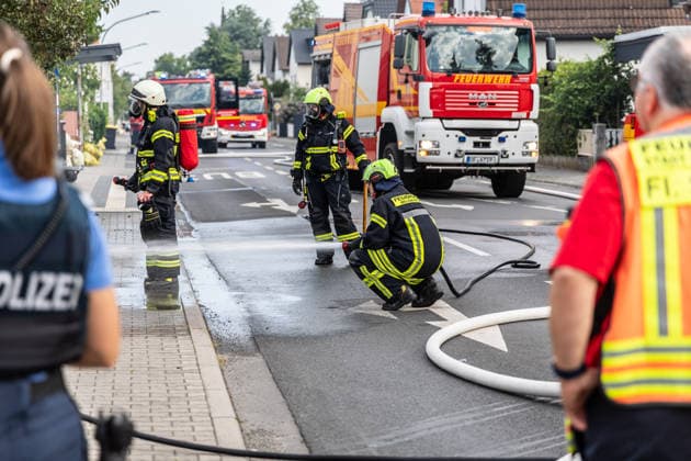Elektrofahrzeug in Vollbrand Feuer greift auf Wohnmobil und Wohnhaus über Dach in letzter Minute gerettet In Seligenstadt geriet am 05.08.2026 gegen 08:30 Uhr in der Zellhäuser Straße ein Elektrofahrzeug in Vollbrand. Das Feuer griff auf ein Wohnmobil und ein Wohnhaus über und drang bis in den Dachstuhl vor, weshalb die Feuerwehr das Dach teilweise abdeckte und die Flammen über eine Drehleiter löschte. Eine Rauchwolke war weiträumig über der Stadt zu sehen. Die Bewohner konnten das Haus rechtzeitig verlassen, verletzt wurde niemand. Seligenstadt Hessen Deutschland