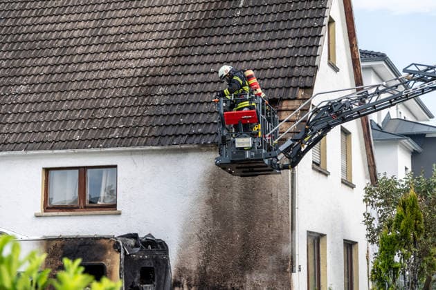 Elektrofahrzeug in Vollbrand Feuer greift auf Wohnmobil und Wohnhaus über Dach in letzter Minute gerettet In Seligenstadt geriet am 05.08.2026 gegen 08:30 Uhr in der Zellhäuser Straße ein Elektrofahrzeug in Vollbrand. Das Feuer griff auf ein Wohnmobil und ein Wohnhaus über und drang bis in den Dachstuhl vor, weshalb die Feuerwehr das Dach teilweise abdeckte und die Flammen über eine Drehleiter löschte. Eine Rauchwolke war weiträumig über der Stadt zu sehen. Die Bewohner konnten das Haus rechtzeitig verlassen, verletzt wurde niemand. Seligenstadt Hessen Deutschland