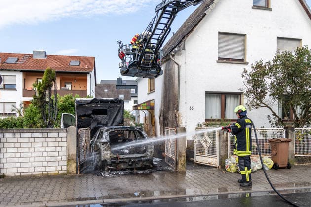 Elektrofahrzeug in Vollbrand Feuer greift auf Wohnmobil und Wohnhaus über Dach in letzter Minute gerettet In Seligenstadt geriet am 05.08.2026 gegen 08:30 Uhr in der Zellhäuser Straße ein Elektrofahrzeug in Vollbrand. Das Feuer griff auf ein Wohnmobil und ein Wohnhaus über und drang bis in den Dachstuhl vor, weshalb die Feuerwehr das Dach teilweise abdeckte und die Flammen über eine Drehleiter löschte. Eine Rauchwolke war weiträumig über der Stadt zu sehen. Die Bewohner konnten das Haus rechtzeitig verlassen, verletzt wurde niemand. Seligenstadt Hessen Deutschland
