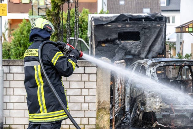 Elektrofahrzeug in Vollbrand Feuer greift auf Wohnmobil und Wohnhaus über Dach in letzter Minute gerettet In Seligenstadt geriet am 05.08.2026 gegen 08:30 Uhr in der Zellhäuser Straße ein Elektrofahrzeug in Vollbrand. Das Feuer griff auf ein Wohnmobil und ein Wohnhaus über und drang bis in den Dachstuhl vor, weshalb die Feuerwehr das Dach teilweise abdeckte und die Flammen über eine Drehleiter löschte. Eine Rauchwolke war weiträumig über der Stadt zu sehen. Die Bewohner konnten das Haus rechtzeitig verlassen, verletzt wurde niemand. Seligenstadt Hessen Deutschland