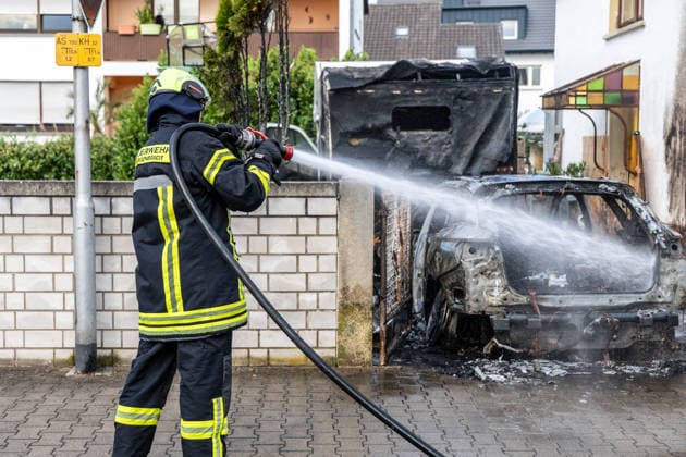 Elektrofahrzeug in Vollbrand Feuer greift auf Wohnmobil und Wohnhaus über Dach in letzter Minute gerettet In Seligenstadt geriet am 05.08.2026 gegen 08:30 Uhr in der Zellhäuser Straße ein Elektrofahrzeug in Vollbrand. Das Feuer griff auf ein Wohnmobil und ein Wohnhaus über und drang bis in den Dachstuhl vor, weshalb die Feuerwehr das Dach teilweise abdeckte und die Flammen über eine Drehleiter löschte. Eine Rauchwolke war weiträumig über der Stadt zu sehen. Die Bewohner konnten das Haus rechtzeitig verlassen, verletzt wurde niemand. Seligenstadt Hessen Deutschland