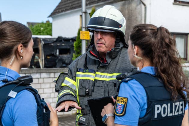 Elektrofahrzeug in Vollbrand Feuer greift auf Wohnmobil und Wohnhaus über Dach in letzter Minute gerettet In Seligenstadt geriet am 05.08.2026 gegen 08:30 Uhr in der Zellhäuser Straße ein Elektrofahrzeug in Vollbrand. Das Feuer griff auf ein Wohnmobil und ein Wohnhaus über und drang bis in den Dachstuhl vor, weshalb die Feuerwehr das Dach teilweise abdeckte und die Flammen über eine Drehleiter löschte. Eine Rauchwolke war weiträumig über der Stadt zu sehen. Die Bewohner konnten das Haus rechtzeitig verlassen, verletzt wurde niemand. Seligenstadt Hessen Deutschland