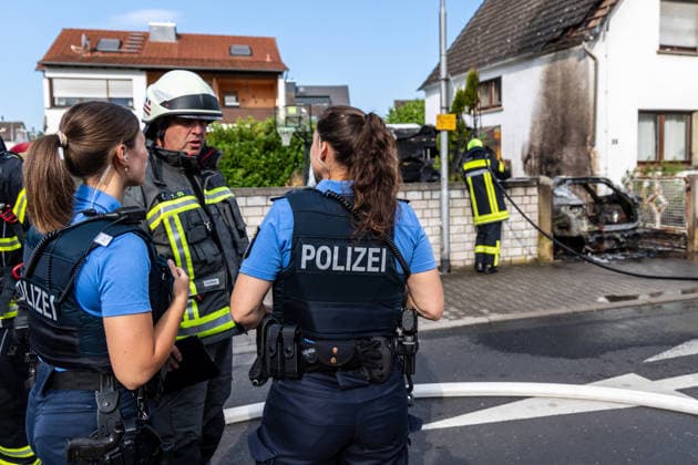 Elektrofahrzeug in Vollbrand Feuer greift auf Wohnmobil und Wohnhaus über Dach in letzter Minute gerettet In Seligenstadt geriet am 05.08.2026 gegen 08:30 Uhr in der Zellhäuser Straße ein Elektrofahrzeug in Vollbrand. Das Feuer griff auf ein Wohnmobil und ein Wohnhaus über und drang bis in den Dachstuhl vor, weshalb die Feuerwehr das Dach teilweise abdeckte und die Flammen über eine Drehleiter löschte. Eine Rauchwolke war weiträumig über der Stadt zu sehen. Die Bewohner konnten das Haus rechtzeitig verlassen, verletzt wurde niemand. Seligenstadt Hessen Deutschland