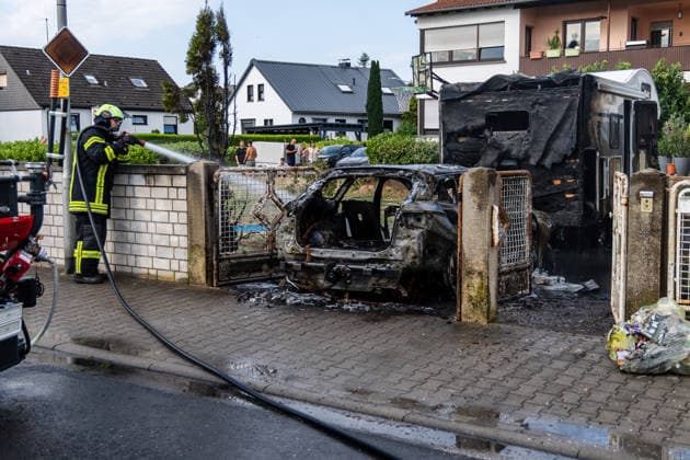 Elektrofahrzeug in Vollbrand Feuer greift auf Wohnmobil und Wohnhaus über Dach in letzter Minute gerettet In Seligenstadt geriet am 05.08.2026 gegen 08:30 Uhr in der Zellhäuser Straße ein Elektrofahrzeug in Vollbrand. Das Feuer griff auf ein Wohnmobil und ein Wohnhaus über und drang bis in den Dachstuhl vor, weshalb die Feuerwehr das Dach teilweise abdeckte und die Flammen über eine Drehleiter löschte. Eine Rauchwolke war weiträumig über der Stadt zu sehen. Die Bewohner konnten das Haus rechtzeitig verlassen, verletzt wurde niemand. Seligenstadt Hessen Deutschland