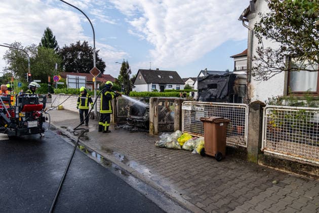 Elektrofahrzeug in Vollbrand Feuer greift auf Wohnmobil und Wohnhaus über Dach in letzter Minute gerettet In Seligenstadt geriet am 05.08.2026 gegen 08:30 Uhr in der Zellhäuser Straße ein Elektrofahrzeug in Vollbrand. Das Feuer griff auf ein Wohnmobil und ein Wohnhaus über und drang bis in den Dachstuhl vor, weshalb die Feuerwehr das Dach teilweise abdeckte und die Flammen über eine Drehleiter löschte. Eine Rauchwolke war weiträumig über der Stadt zu sehen. Die Bewohner konnten das Haus rechtzeitig verlassen, verletzt wurde niemand. Seligenstadt Hessen Deutschland