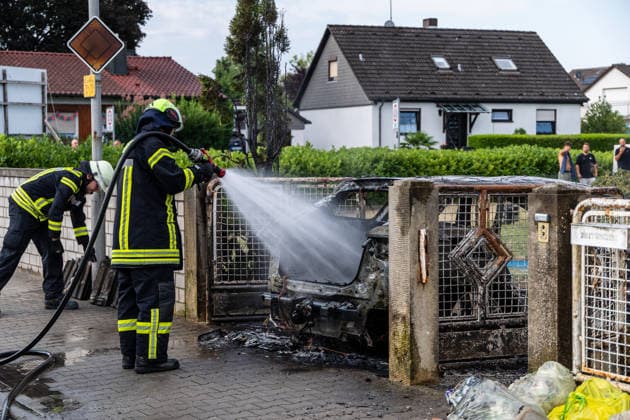 Elektrofahrzeug in Vollbrand Feuer greift auf Wohnmobil und Wohnhaus über Dach in letzter Minute gerettet In Seligenstadt geriet am 05.08.2026 gegen 08:30 Uhr in der Zellhäuser Straße ein Elektrofahrzeug in Vollbrand. Das Feuer griff auf ein Wohnmobil und ein Wohnhaus über und drang bis in den Dachstuhl vor, weshalb die Feuerwehr das Dach teilweise abdeckte und die Flammen über eine Drehleiter löschte. Eine Rauchwolke war weiträumig über der Stadt zu sehen. Die Bewohner konnten das Haus rechtzeitig verlassen, verletzt wurde niemand. Seligenstadt Hessen Deutschland