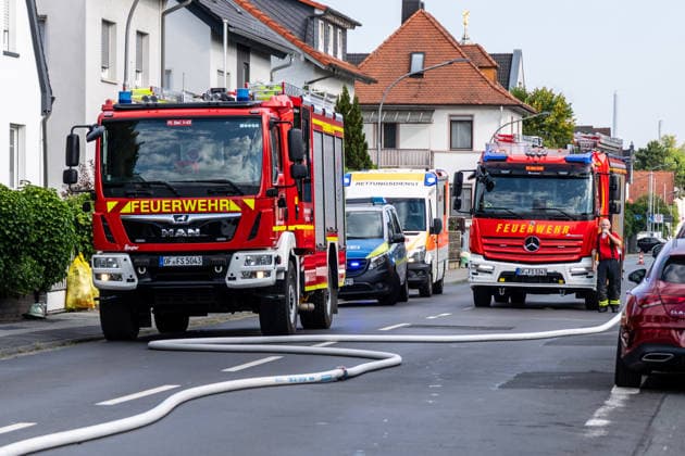 Elektrofahrzeug in Vollbrand Feuer greift auf Wohnmobil und Wohnhaus über Dach in letzter Minute gerettet In Seligenstadt geriet am 05.08.2026 gegen 08:30 Uhr in der Zellhäuser Straße ein Elektrofahrzeug in Vollbrand. Das Feuer griff auf ein Wohnmobil und ein Wohnhaus über und drang bis in den Dachstuhl vor, weshalb die Feuerwehr das Dach teilweise abdeckte und die Flammen über eine Drehleiter löschte. Eine Rauchwolke war weiträumig über der Stadt zu sehen. Die Bewohner konnten das Haus rechtzeitig verlassen, verletzt wurde niemand. Seligenstadt Hessen Deutschland
