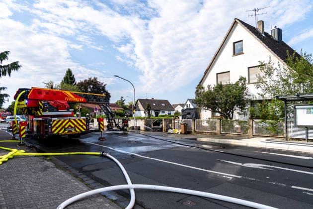 Elektrofahrzeug in Vollbrand Feuer greift auf Wohnmobil und Wohnhaus über Dach in letzter Minute gerettet In Seligenstadt geriet am 05.08.2026 gegen 08:30 Uhr in der Zellhäuser Straße ein Elektrofahrzeug in Vollbrand. Das Feuer griff auf ein Wohnmobil und ein Wohnhaus über und drang bis in den Dachstuhl vor, weshalb die Feuerwehr das Dach teilweise abdeckte und die Flammen über eine Drehleiter löschte. Eine Rauchwolke war weiträumig über der Stadt zu sehen. Die Bewohner konnten das Haus rechtzeitig verlassen, verletzt wurde niemand. Seligenstadt Hessen Deutschland