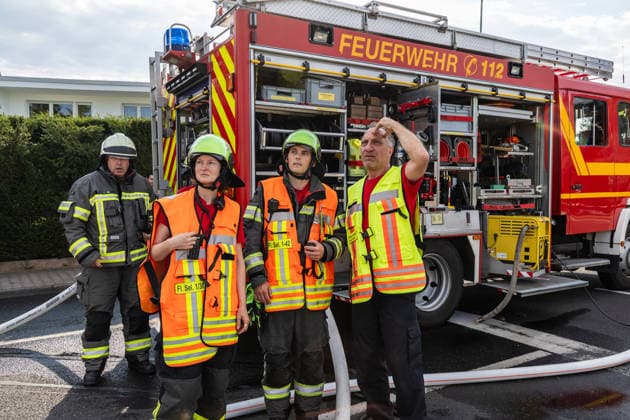 Elektrofahrzeug in Vollbrand Feuer greift auf Wohnmobil und Wohnhaus über Dach in letzter Minute gerettet In Seligenstadt geriet am 05.08.2026 gegen 08:30 Uhr in der Zellhäuser Straße ein Elektrofahrzeug in Vollbrand. Das Feuer griff auf ein Wohnmobil und ein Wohnhaus über und drang bis in den Dachstuhl vor, weshalb die Feuerwehr das Dach teilweise abdeckte und die Flammen über eine Drehleiter löschte. Eine Rauchwolke war weiträumig über der Stadt zu sehen. Die Bewohner konnten das Haus rechtzeitig verlassen, verletzt wurde niemand. Seligenstadt Hessen Deutschland