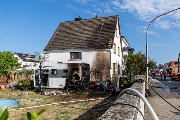 Elektrofahrzeug in Vollbrand Feuer greift auf Wohnmobil und Wohnhaus über Dach in letzter Minute gerettet In Seligenstadt geriet am 05.08.2026 gegen 08:30 Uhr in der Zellhäuser Straße ein Elektrofahrzeug in Vollbrand. Das Feuer griff auf ein Wohnmobil und ein Wohnhaus über und drang bis in den Dachstuhl vor, weshalb die Feuerwehr das Dach teilweise abdeckte und die Flammen über eine Drehleiter löschte. Eine Rauchwolke war weiträumig über der Stadt zu sehen. Die Bewohner konnten das Haus rechtzeitig verlassen, verletzt wurde niemand. Seligenstadt Hessen Deutschland