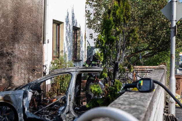 Elektrofahrzeug in Vollbrand Feuer greift auf Wohnmobil und Wohnhaus über Dach in letzter Minute gerettet In Seligenstadt geriet am 05.08.2026 gegen 08:30 Uhr in der Zellhäuser Straße ein Elektrofahrzeug in Vollbrand. Das Feuer griff auf ein Wohnmobil und ein Wohnhaus über und drang bis in den Dachstuhl vor, weshalb die Feuerwehr das Dach teilweise abdeckte und die Flammen über eine Drehleiter löschte. Eine Rauchwolke war weiträumig über der Stadt zu sehen. Die Bewohner konnten das Haus rechtzeitig verlassen, verletzt wurde niemand. Seligenstadt Hessen Deutschland