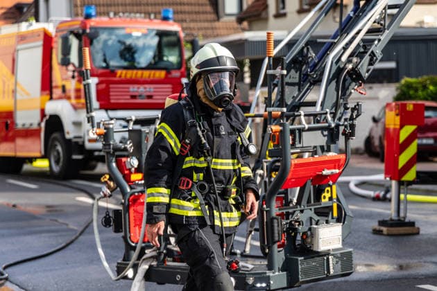 Elektrofahrzeug in Vollbrand Feuer greift auf Wohnmobil und Wohnhaus über Dach in letzter Minute gerettet In Seligenstadt geriet am 05.08.2026 gegen 08:30 Uhr in der Zellhäuser Straße ein Elektrofahrzeug in Vollbrand. Das Feuer griff auf ein Wohnmobil und ein Wohnhaus über und drang bis in den Dachstuhl vor, weshalb die Feuerwehr das Dach teilweise abdeckte und die Flammen über eine Drehleiter löschte. Eine Rauchwolke war weiträumig über der Stadt zu sehen. Die Bewohner konnten das Haus rechtzeitig verlassen, verletzt wurde niemand. Seligenstadt Hessen Deutschland