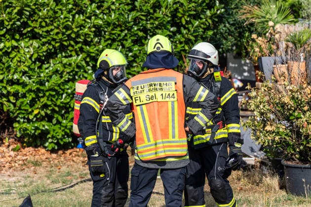 Elektrofahrzeug in Vollbrand Feuer greift auf Wohnmobil und Wohnhaus über Dach in letzter Minute gerettet In Seligenstadt geriet am 05.08.2026 gegen 08:30 Uhr in der Zellhäuser Straße ein Elektrofahrzeug in Vollbrand. Das Feuer griff auf ein Wohnmobil und ein Wohnhaus über und drang bis in den Dachstuhl vor, weshalb die Feuerwehr das Dach teilweise abdeckte und die Flammen über eine Drehleiter löschte. Eine Rauchwolke war weiträumig über der Stadt zu sehen. Die Bewohner konnten das Haus rechtzeitig verlassen, verletzt wurde niemand. Seligenstadt Hessen Deutschland