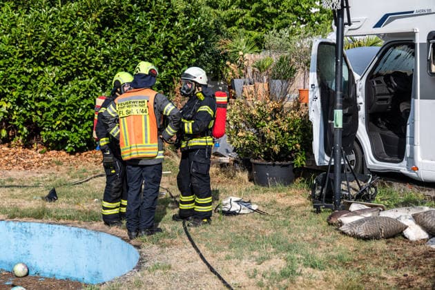 Elektrofahrzeug in Vollbrand Feuer greift auf Wohnmobil und Wohnhaus über Dach in letzter Minute gerettet In Seligenstadt geriet am 05.08.2026 gegen 08:30 Uhr in der Zellhäuser Straße ein Elektrofahrzeug in Vollbrand. Das Feuer griff auf ein Wohnmobil und ein Wohnhaus über und drang bis in den Dachstuhl vor, weshalb die Feuerwehr das Dach teilweise abdeckte und die Flammen über eine Drehleiter löschte. Eine Rauchwolke war weiträumig über der Stadt zu sehen. Die Bewohner konnten das Haus rechtzeitig verlassen, verletzt wurde niemand. Seligenstadt Hessen Deutschland
