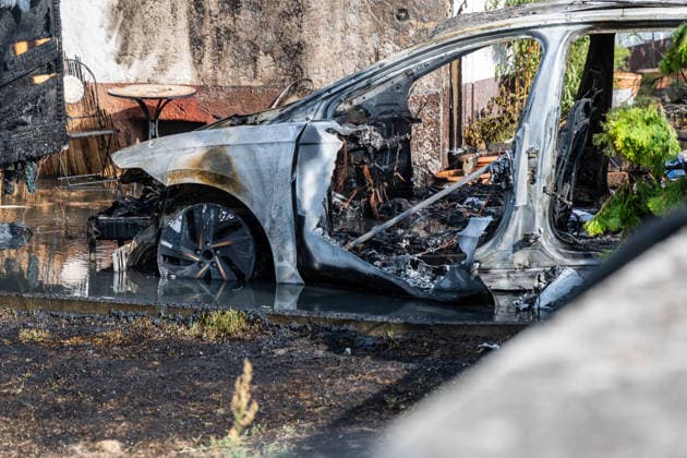 Elektrofahrzeug in Vollbrand Feuer greift auf Wohnmobil und Wohnhaus über Dach in letzter Minute gerettet In Seligenstadt geriet am 05.08.2026 gegen 08:30 Uhr in der Zellhäuser Straße ein Elektrofahrzeug in Vollbrand. Das Feuer griff auf ein Wohnmobil und ein Wohnhaus über und drang bis in den Dachstuhl vor, weshalb die Feuerwehr das Dach teilweise abdeckte und die Flammen über eine Drehleiter löschte. Eine Rauchwolke war weiträumig über der Stadt zu sehen. Die Bewohner konnten das Haus rechtzeitig verlassen, verletzt wurde niemand. Seligenstadt Hessen Deutschland