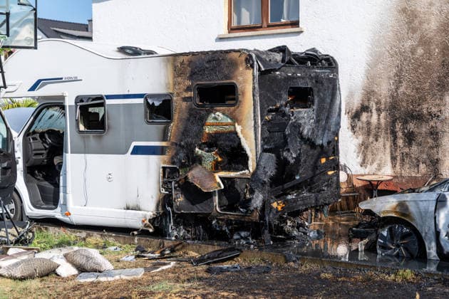 Elektrofahrzeug in Vollbrand Feuer greift auf Wohnmobil und Wohnhaus über Dach in letzter Minute gerettet In Seligenstadt geriet am 05.08.2026 gegen 08:30 Uhr in der Zellhäuser Straße ein Elektrofahrzeug in Vollbrand. Das Feuer griff auf ein Wohnmobil und ein Wohnhaus über und drang bis in den Dachstuhl vor, weshalb die Feuerwehr das Dach teilweise abdeckte und die Flammen über eine Drehleiter löschte. Eine Rauchwolke war weiträumig über der Stadt zu sehen. Die Bewohner konnten das Haus rechtzeitig verlassen, verletzt wurde niemand. Seligenstadt Hessen Deutschland