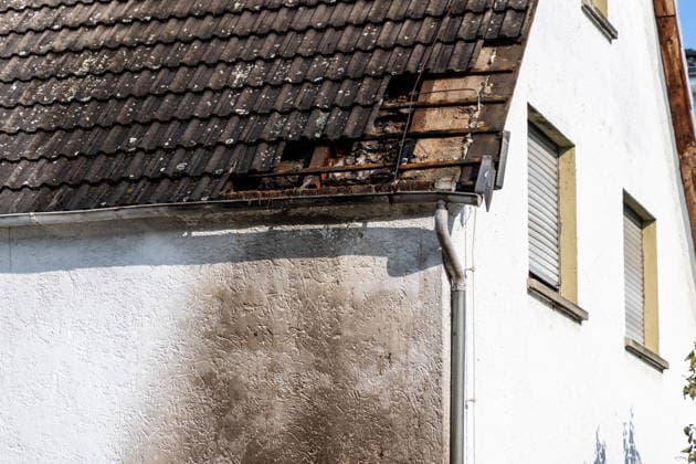 Elektrofahrzeug in Vollbrand Feuer greift auf Wohnmobil und Wohnhaus über Dach in letzter Minute gerettet In Seligenstadt geriet am 05.08.2026 gegen 08:30 Uhr in der Zellhäuser Straße ein Elektrofahrzeug in Vollbrand. Das Feuer griff auf ein Wohnmobil und ein Wohnhaus über und drang bis in den Dachstuhl vor, weshalb die Feuerwehr das Dach teilweise abdeckte und die Flammen über eine Drehleiter löschte. Eine Rauchwolke war weiträumig über der Stadt zu sehen. Die Bewohner konnten das Haus rechtzeitig verlassen, verletzt wurde niemand. Seligenstadt Hessen Deutschland