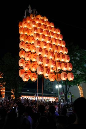 August 5, 2026, Akita, Japan: Visitors look at participants balancing bamboo poles adorned with paper lanterns (kanto) during the Akita Kanto Festival in Akita City. The annual event is one of the Tohoku region s three great festivals, where street performers skillfully balance over 270 towering bamboo poles (with the largest measuring 12 meters and weighing 50 kilograms) adorned with up to 46 candle-lit paper lanterns on their hands, shoulders, and foreheads to the rhythmic chant of dokkoisho. The festival runs from August 3 to 6. Akita Japan - ZUMAm191 20260805_aap_m191_001 Copyright: xRodrigoxReyesxMarinx