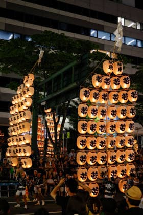 August 5, 2026, Akita, Japan: Visitors look at participants balancing bamboo poles adorned with paper lanterns (kanto) during the Akita Kanto Festival in Akita City. The annual event is one of the Tohoku region s three great festivals, where street performers skillfully balance over 270 towering bamboo poles (with the largest measuring 12 meters and weighing 50 kilograms) adorned with up to 46 candle-lit paper lanterns on their hands, shoulders, and foreheads to the rhythmic chant of dokkoisho. The festival runs from August 3 to 6. Akita Japan - ZUMAm191 20260805_aap_m191_002 Copyright: xRodrigoxReyesxMarinx