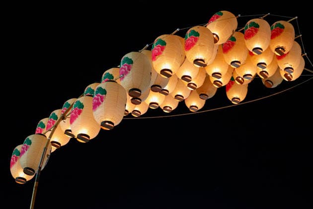 August 5, 2026, Akita, Japan: Bamboo poles adorned with paper lanterns (kanto) are seen during the Akita Kanto Festival in Akita City. The annual event is one of the Tohoku region s three great festivals, where street performers skillfully balance over 270 towering bamboo poles (with the largest measuring 12 meters and weighing 50 kilograms) adorned with up to 46 candle-lit paper lanterns on their hands, shoulders, and foreheads to the rhythmic chant of dokkoisho. The festival runs from August 3 to 6. Akita Japan - ZUMAm191 20260805_aap_m191_003 Copyright: xRodrigoxReyesxMarinx
