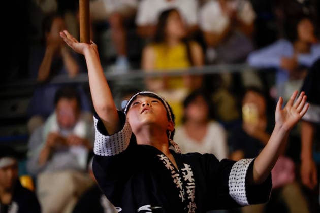 August 5, 2026, Akita, Japan: A participant balances a bamboo pole adorned with paper lanterns (kanto) on his hand during the Akita Kanto Festival in Akita City. The annual event is one of the Tohoku region s three great festivals, where street performers skillfully balance over 270 towering bamboo poles (with the largest measuring 12 meters and weighing 50 kilograms) adorned with up to 46 candle-lit paper lanterns on their hands, shoulders, and foreheads to the rhythmic chant of dokkoisho. The festival runs from August 3 to 6. Akita Japan - ZUMAm191 20260805_aap_m191_004 Copyright: xRodrigoxReyesxMarinx