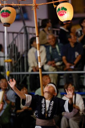 August 5, 2026, Akita, Japan: A participant balances a bamboo pole adorned with paper lanterns (kanto) on his shoulder during the Akita Kanto Festival in Akita City. The annual event is one of the Tohoku region s three great festivals, where street performers skillfully balance over 270 towering bamboo poles (with the largest measuring 12 meters and weighing 50 kilograms) adorned with up to 46 candle-lit paper lanterns on their hands, shoulders, and foreheads to the rhythmic chant of dokkoisho. The festival runs from August 3 to 6. Akita Japan - ZUMAm191 20260805_aap_m191_006 Copyright: xRodrigoxReyesxMarinx