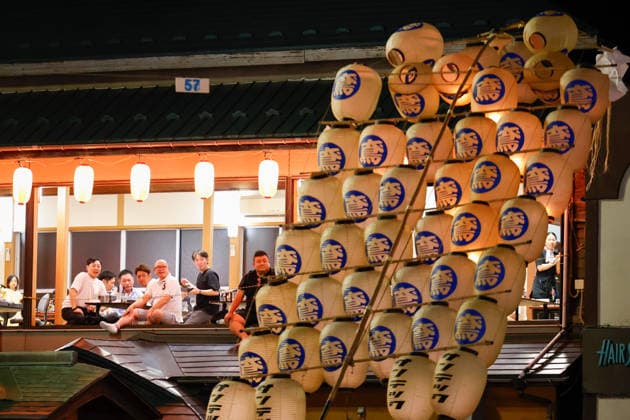 August 5, 2026, Akita, Japan: Visitors admire participants balancing bamboo poles adorned with paper lanterns (kanto) during the Akita Kanto Festival in Akita City. The annual event is one of the Tohoku region s three great festivals, where street performers skillfully balance over 270 towering bamboo poles (with the largest measuring 12 meters and weighing 50 kilograms) adorned with up to 46 candle-lit paper lanterns on their hands, shoulders, and foreheads to the rhythmic chant of dokkoisho. The festival runs from August 3 to 6. Akita Japan - ZUMAm191 20260805_aap_m191_008 Copyright: xRodrigoxReyesxMarinx