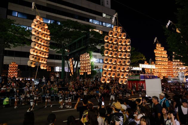 August 5, 2026, Akita, Japan: Visitors look at participants balancing bamboo poles adorned with paper lanterns (kanto) during the Akita Kanto Festival in Akita City. The annual event is one of the Tohoku region s three great festivals, where street performers skillfully balance over 270 towering bamboo poles (with the largest measuring 12 meters and weighing 50 kilograms) adorned with up to 46 candle-lit paper lanterns on their hands, shoulders, and foreheads to the rhythmic chant of dokkoisho. The festival runs from August 3 to 6. Akita Japan - ZUMAm191 20260805_aap_m191_013 Copyright: xRodrigoxReyesxMarinx