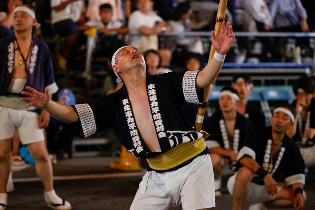 August 5, 2026, Akita, Japan: A participant balances a bamboo pole adorned with paper lanterns (kanto) on his hip during the Akita Kanto Festival in Akita City. The annual event is one of the Tohoku region s three great festivals, where street performers skillfully balance over 270 towering bamboo poles (with the largest measuring 12 meters and weighing 50 kilograms) adorned with up to 46 candle-lit paper lanterns on their hands, shoulders, and foreheads to the rhythmic chant of dokkoisho. The festival runs from August 3 to 6. Akita Japan - ZUMAm191 20260805_aap_m191_014 Copyright: xRodrigoxReyesxMarinx