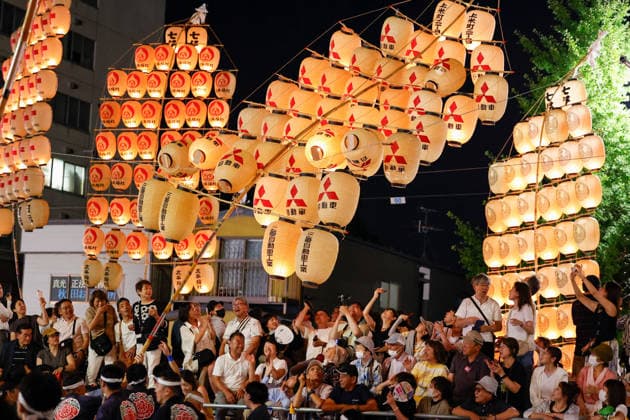 August 5, 2026, Akita, Japan: Visitors look at participants balancing bamboo poles adorned with paper lanterns (kanto) during the Akita Kanto Festival in Akita City. The annual event is one of the Tohoku region s three great festivals, where street performers skillfully balance over 270 towering bamboo poles (with the largest measuring 12 meters and weighing 50 kilograms) adorned with up to 46 candle-lit paper lanterns on their hands, shoulders, and foreheads to the rhythmic chant of dokkoisho. The festival runs from August 3 to 6. Akita Japan - ZUMAm191 20260805_aap_m191_011 Copyright: xRodrigoxReyesxMarinx