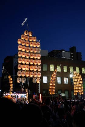 August 5, 2026, Akita, Japan: Visitors look at participants balancing bamboo poles adorned with paper lanterns (kanto) during the Akita Kanto Festival in Akita City. The annual event is one of the Tohoku region s three great festivals, where street performers skillfully balance over 270 towering bamboo poles (with the largest measuring 12 meters and weighing 50 kilograms) adorned with up to 46 candle-lit paper lanterns on their hands, shoulders, and foreheads to the rhythmic chant of dokkoisho. The festival runs from August 3 to 6. Akita Japan - ZUMAm191 20260805_aap_m191_010 Copyright: xRodrigoxReyesxMarinx