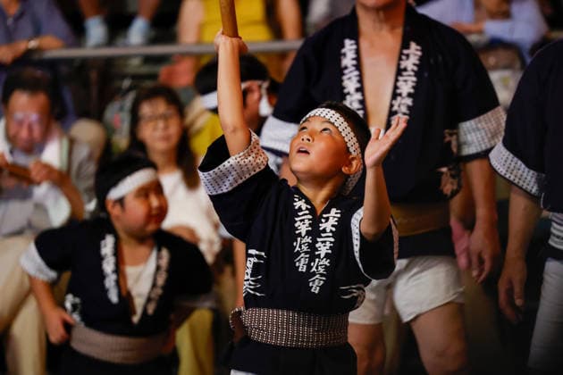 August 5, 2026, Akita, Japan: A participant balances a bamboo pole adorned with paper lanterns (kanto) on his hand during the Akita Kanto Festival in Akita City. The annual event is one of the Tohoku region s three great festivals, where street performers skillfully balance over 270 towering bamboo poles (with the largest measuring 12 meters and weighing 50 kilograms) adorned with up to 46 candle-lit paper lanterns on their hands, shoulders, and foreheads to the rhythmic chant of dokkoisho. The festival runs from August 3 to 6. Akita Japan - ZUMAm191 20260805_aap_m191_019 Copyright: xRodrigoxReyesxMarinx