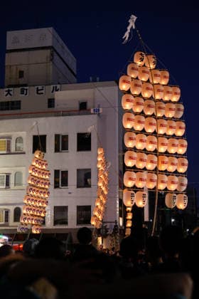 August 5, 2026, Akita, Japan: Visitors look at participants balancing bamboo poles adorned with paper lanterns (kanto) during the Akita Kanto Festival in Akita City. The annual event is one of the Tohoku region s three great festivals, where street performers skillfully balance over 270 towering bamboo poles (with the largest measuring 12 meters and weighing 50 kilograms) adorned with up to 46 candle-lit paper lanterns on their hands, shoulders, and foreheads to the rhythmic chant of dokkoisho. The festival runs from August 3 to 6. Akita Japan - ZUMAm191 20260805_aap_m191_020 Copyright: xRodrigoxReyesxMarinx