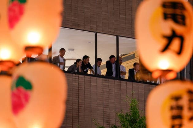 August 5, 2026, Akita, Japan: People admire participants balancing bamboo poles adorned with paper lanterns (kanto) during the Akita Kanto Festival in Akita City. The annual event is one of the Tohoku region s three great festivals, where street performers skillfully balance over 270 towering bamboo poles (with the largest measuring 12 meters and weighing 50 kilograms) adorned with up to 46 candle-lit paper lanterns on their hands, shoulders, and foreheads to the rhythmic chant of dokkoisho. The festival runs from August 3 to 6. Akita Japan - ZUMAm191 20260805_aap_m191_022 Copyright: xRodrigoxReyesxMarinx