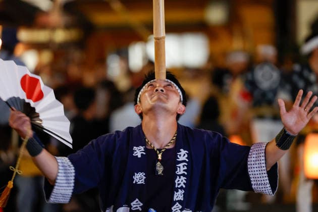 August 5, 2026, Akita, Japan: A participant balances a bamboo pole adorned with paper lanterns (kanto) on his forehead during the Akita Kanto Festival in Akita City. The annual event is one of the Tohoku region s three great festivals, where street performers skillfully balance over 270 towering bamboo poles (with the largest measuring 12 meters and weighing 50 kilograms) adorned with up to 46 candle-lit paper lanterns on their hands, shoulders, and foreheads to the rhythmic chant of dokkoisho. The festival runs from August 3 to 6. Akita Japan - ZUMAm191 20260805_aap_m191_031 Copyright: xRodrigoxReyesxMarinx