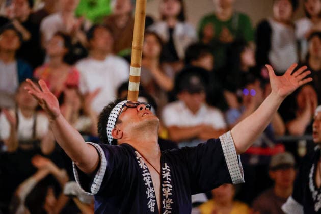 August 5, 2026, Akita, Japan: A participant balances a bamboo pole adorned with paper lanterns (kanto) on his forehead during the Akita Kanto Festival in Akita City. The annual event is one of the Tohoku region s three great festivals, where street performers skillfully balance over 270 towering bamboo poles (with the largest measuring 12 meters and weighing 50 kilograms) adorned with up to 46 candle-lit paper lanterns on their hands, shoulders, and foreheads to the rhythmic chant of dokkoisho. The festival runs from August 3 to 6. Akita Japan - ZUMAm191 20260805_aap_m191_032 Copyright: xRodrigoxReyesxMarinx