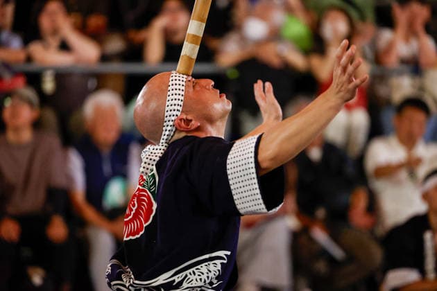 August 5, 2026, Akita, Japan: A participant balances a bamboo pole adorned with paper lanterns (kanto) on his forehead during the Akita Kanto Festival in Akita City. The annual event is one of the Tohoku region s three great festivals, where street performers skillfully balance over 270 towering bamboo poles (with the largest measuring 12 meters and weighing 50 kilograms) adorned with up to 46 candle-lit paper lanterns on their hands, shoulders, and foreheads to the rhythmic chant of dokkoisho. The festival runs from August 3 to 6. Akita Japan - ZUMAm191 20260805_aap_m191_021 Copyright: xRodrigoxReyesxMarinx
