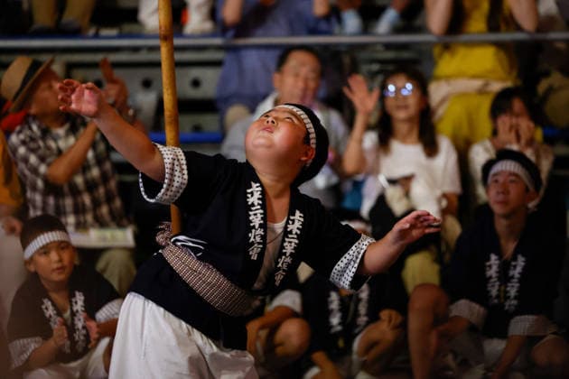 August 5, 2026, Akita, Japan: A participant balances a bamboo pole adorned with paper lanterns (kanto) on his hip during the Akita Kanto Festival in Akita City. The annual event is one of the Tohoku region s three great festivals, where street performers skillfully balance over 270 towering bamboo poles (with the largest measuring 12 meters and weighing 50 kilograms) adorned with up to 46 candle-lit paper lanterns on their hands, shoulders, and foreheads to the rhythmic chant of dokkoisho. The festival runs from August 3 to 6. Akita Japan - ZUMAm191 20260805_aap_m191_026 Copyright: xRodrigoxReyesxMarinx