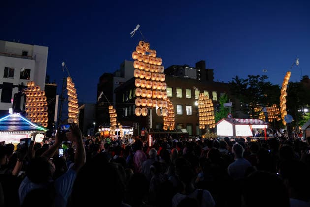 August 5, 2026, Akita, Japan: Visitors look at participants balancing bamboo poles adorned with paper lanterns (kanto) during the Akita Kanto Festival in Akita City. The annual event is one of the Tohoku region s three great festivals, where street performers skillfully balance over 270 towering bamboo poles (with the largest measuring 12 meters and weighing 50 kilograms) adorned with up to 46 candle-lit paper lanterns on their hands, shoulders, and foreheads to the rhythmic chant of dokkoisho. The festival runs from August 3 to 6. Akita Japan - ZUMAm191 20260805_aap_m191_028 Copyright: xRodrigoxReyesxMarinx
