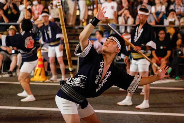 August 5, 2026, Akita, Japan: A participant balances a bamboo pole adorned with paper lanterns (kanto) on his hip during the Akita Kanto Festival in Akita City. The annual event is one of the Tohoku region s three great festivals, where street performers skillfully balance over 270 towering bamboo poles (with the largest measuring 12 meters and weighing 50 kilograms) adorned with up to 46 candle-lit paper lanterns on their hands, shoulders, and foreheads to the rhythmic chant of dokkoisho. The festival runs from August 3 to 6. Akita Japan - ZUMAm191 20260805_aap_m191_029 Copyright: xRodrigoxReyesxMarinx
