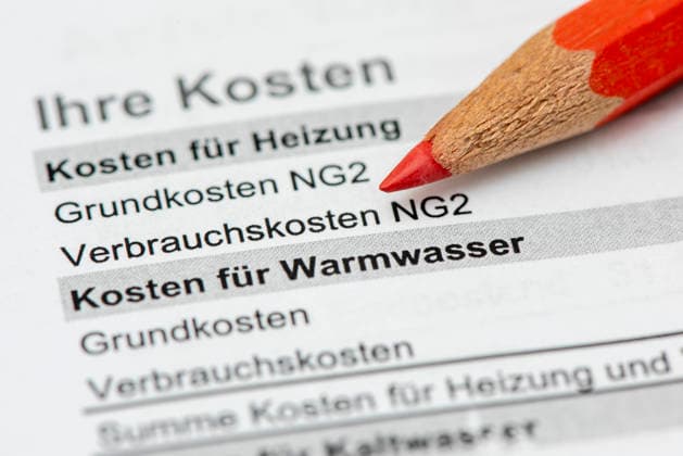 Nebenkostenabrechnung für eine Wohnung Ein Rotstift liegt auf einer Nebenkostenabrechnung für eine Mietwohnung mit Berechnung des persönlichen Verbrauchs und einer Nachzahlung - NUR FÜR REDAKTIONELLE VERWENDUNG -