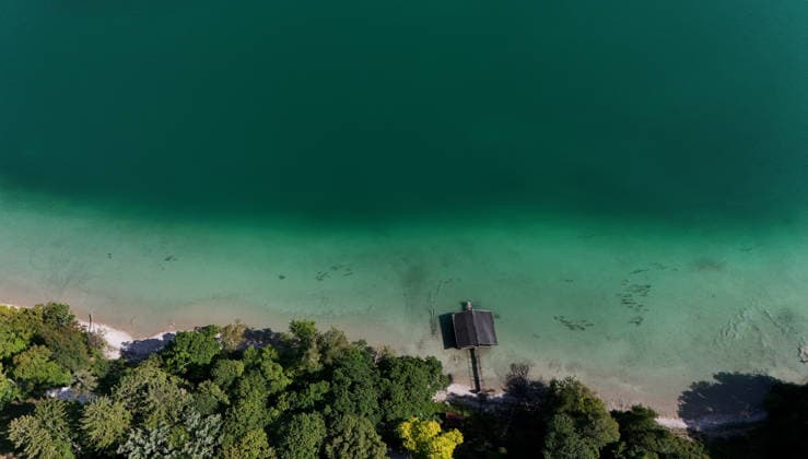 ! ACHTUNG BILD DARF AUSSCHLIESSLICH REDAKTIONELL GENUTZT WERDEN ! Ein Sommertag in Feldafing, Feldafinger Park(Landkreis Starnberg). Hier der Blick auf den Starnberger See , Ufer mit einem Bootshaus, Tiefen sichtbar ,Sommer, Sommerwetter, Hitze, Ausflugswetter, baden, schwimmen, Radfahren, wandern, spazieren, Münchner Umland, Tagestouristen